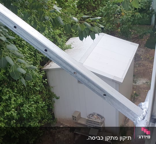 מסגרת מתכת מחוברת למבנה עם ברגים